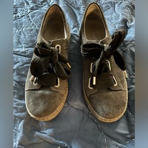 ECCO NIB  DREAMVELOUR GREY LEATHER WITH RIBBON TIES   EUR39, US9.  Worn twice.